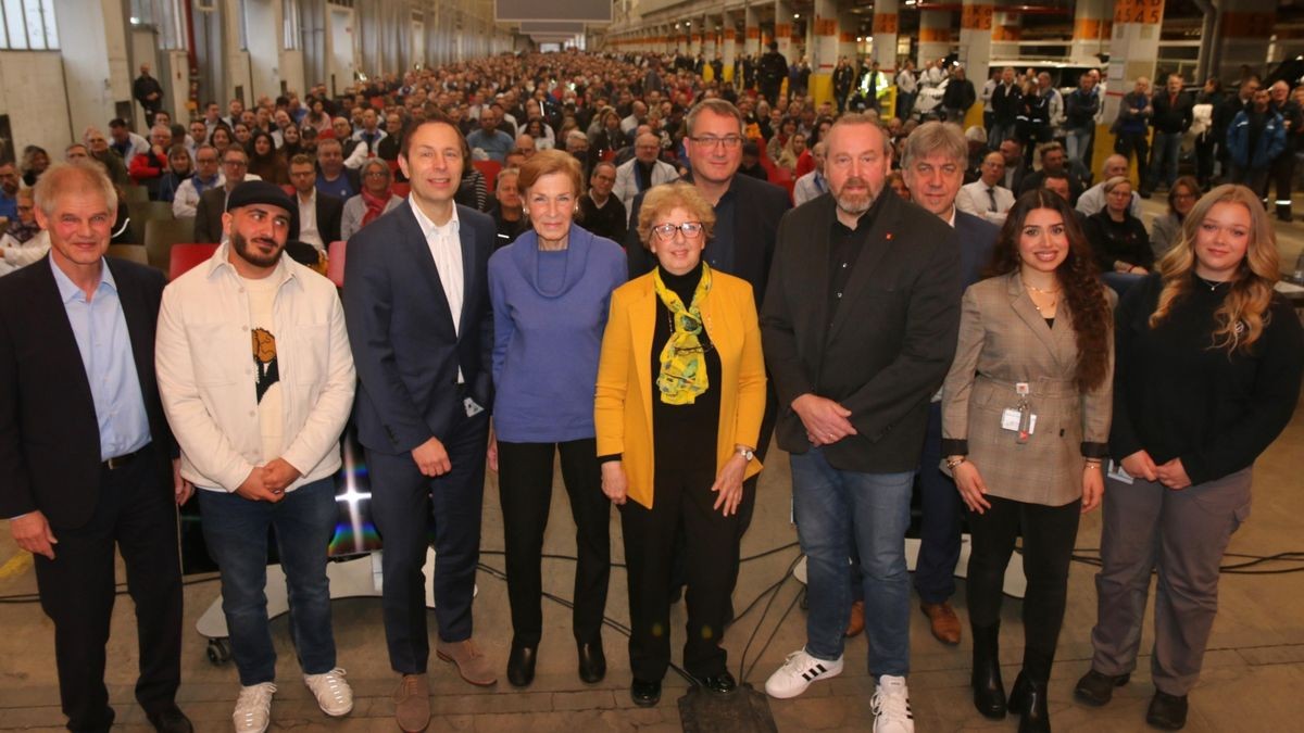 Juliano Jaafar Rami Malla (Zweiter von links) wurde als Sieger des Eva-Timar-Preises geehrt. Hier sind alle Preistrger und die Jury bei der bergabe zu sehen.